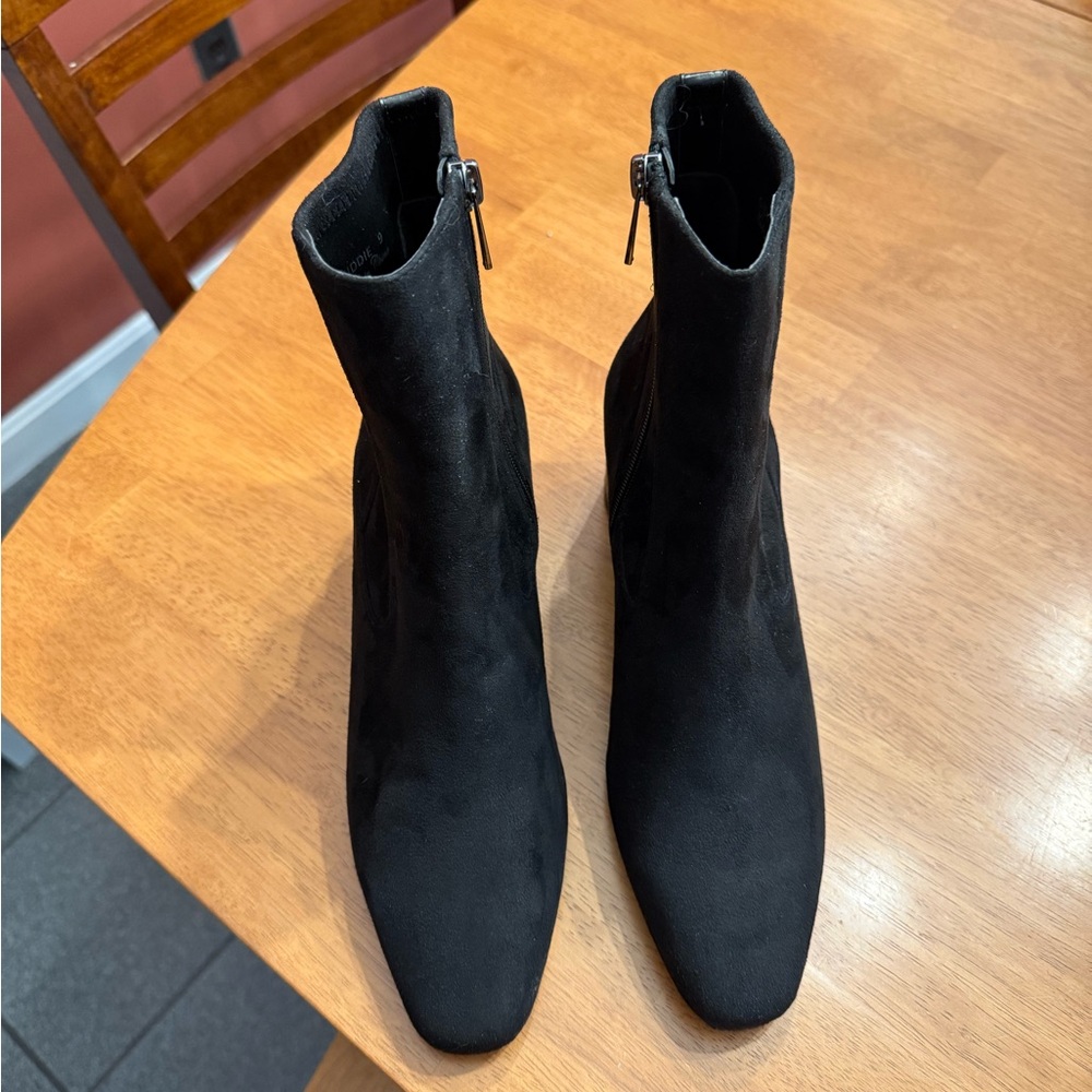Donald Pliner Elegant Black suede Women's Ankle Boots. Size 9. Never worn.
